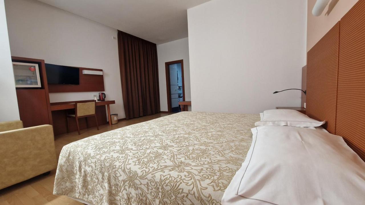 נוברה Bella Italia Palace Hotel מראה חיצוני תמונה