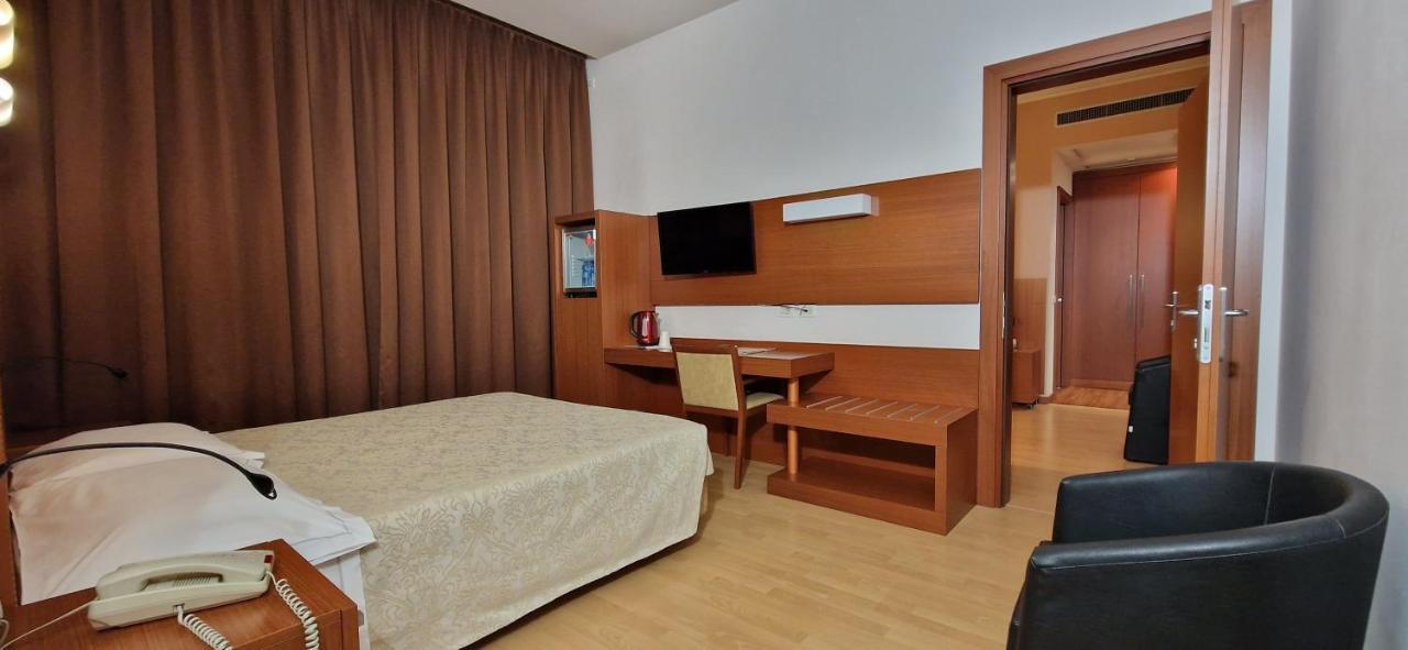 נוברה Bella Italia Palace Hotel מראה חיצוני תמונה