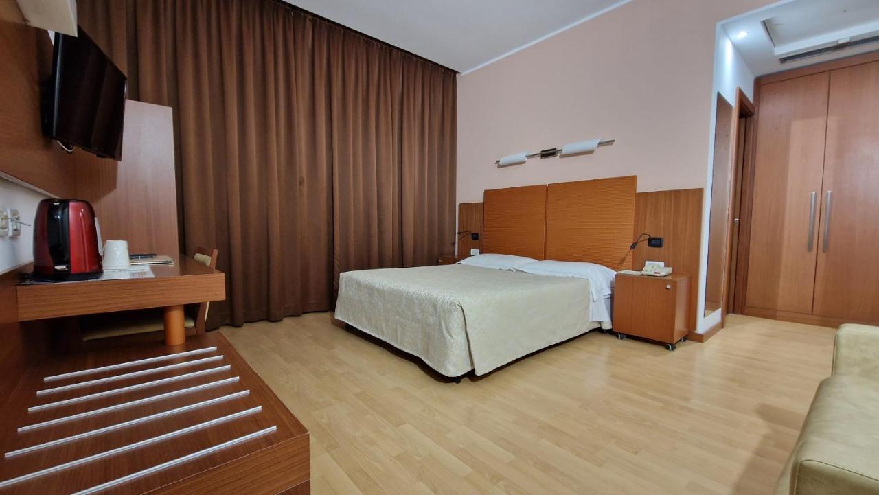 נוברה Bella Italia Palace Hotel מראה חיצוני תמונה